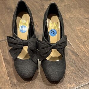 Elegant Gray Bow Heels size 7.5. Brand new never worn